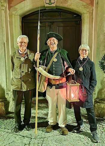 Unsere Seniorchefs werden von Nachtwächter Richard Auer in den Ruhestand geleitet